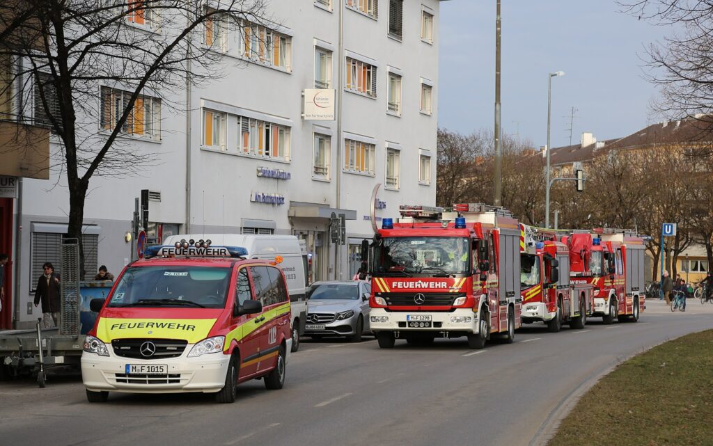 2048px Feuerwehr Muenchen Loeschzug 2 9177